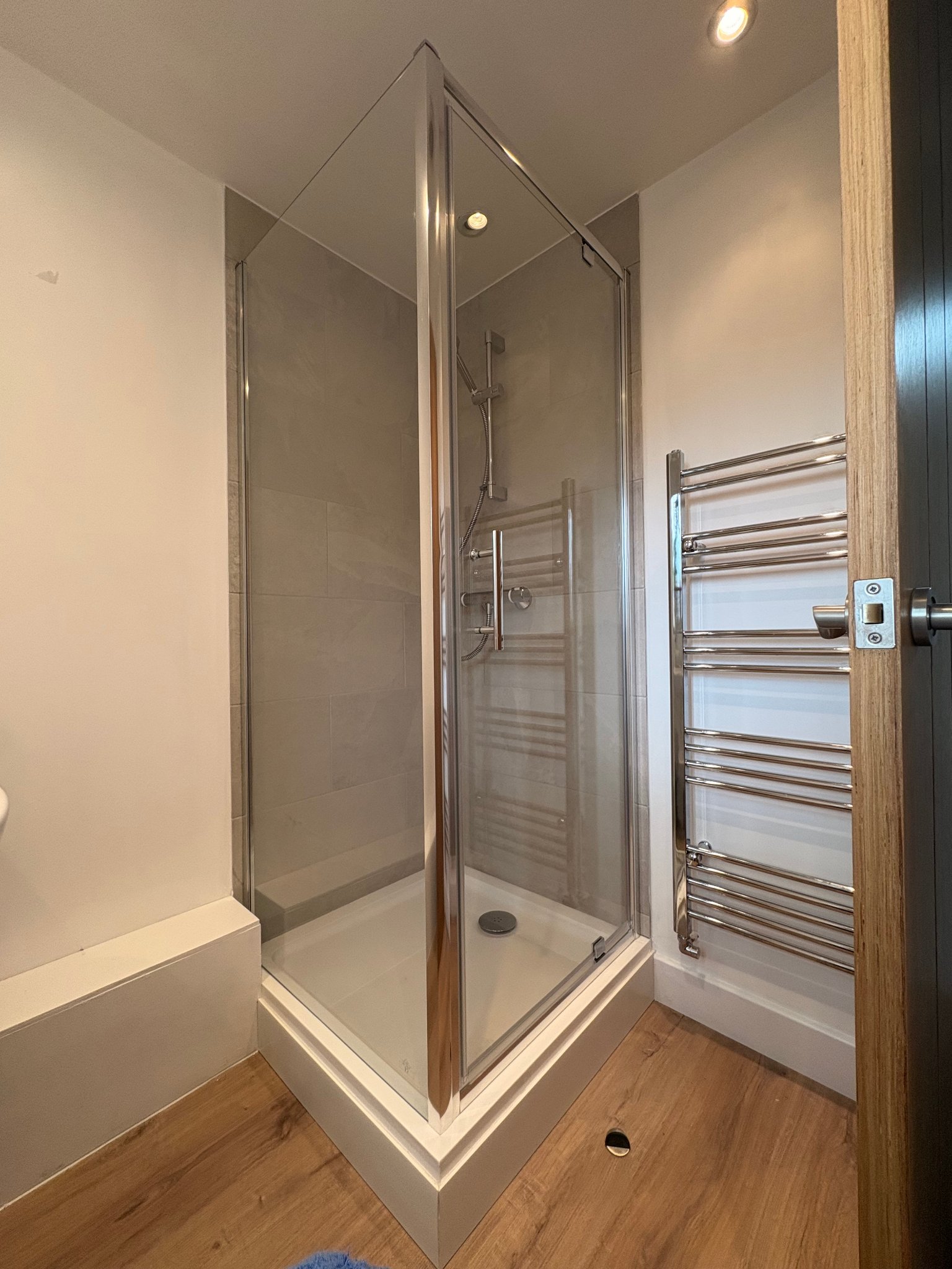 Modern shower room at Wren Cottage